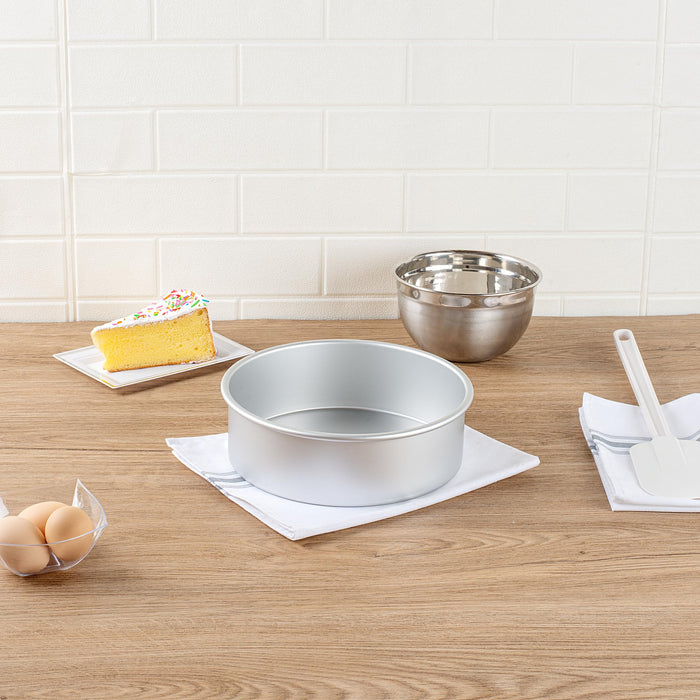 Restaurantware-Met Lux 9 x 3 Inch Straight-Sided Baking Tin, 1 Round Cake Pan - Oven-Ready, Freezable, Anodized Aluminum Round Baking Pan, Greaseproof, For Layer Birthday Cake